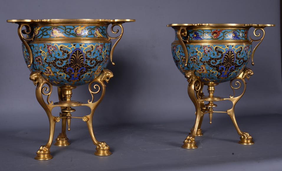 Louis - Constant SEVIN et Ferdinand BARBEDIENNE - Belle paire de vases d'ornement en bronze et émail cloisonné, vers 1862 Louis - Constant SEVIN et Ferdinand BARBEDIENNE - Belle paire de vases d'ornement en bronze et émail cloisonné, vers 1862-3