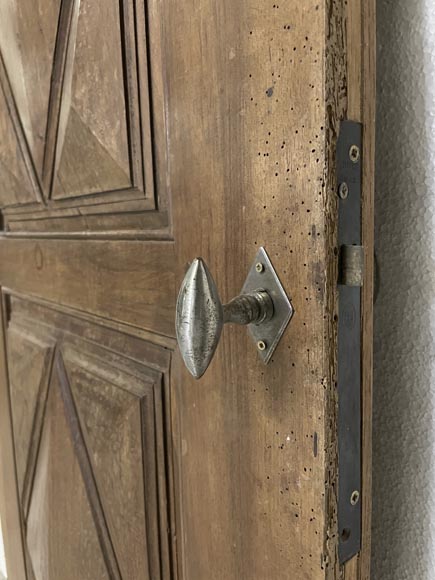 Petite porte en noyer sculpté à décor de losanges Petite porte en noyer sculpté à décor de losanges-3