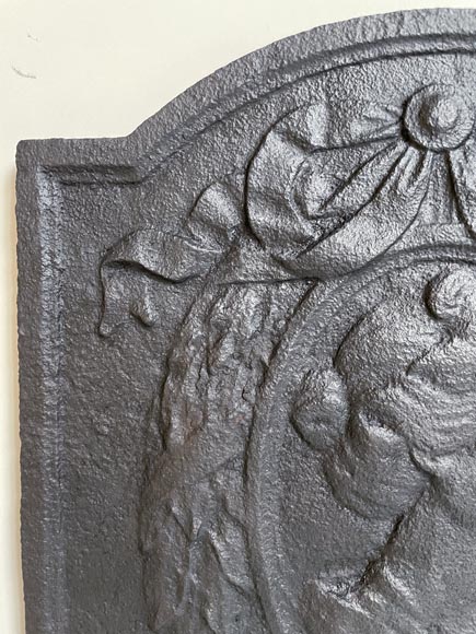 Plaque de cheminée de style Louis XVI au profil de femme Plaque de cheminée de style Louis XVI au profil de femme-2