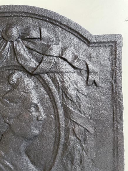 Plaque de cheminée de style Louis XVI au profil de femme Plaque de cheminée de style Louis XVI au profil de femme-3