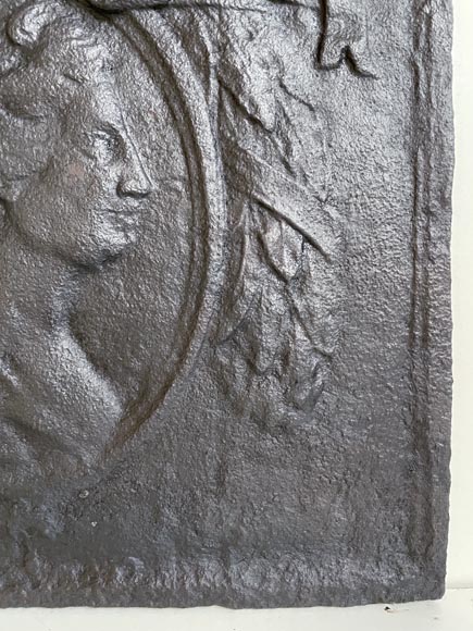 Plaque de cheminée de style Louis XVI au profil de femme Plaque de cheminée de style Louis XVI au profil de femme-5
