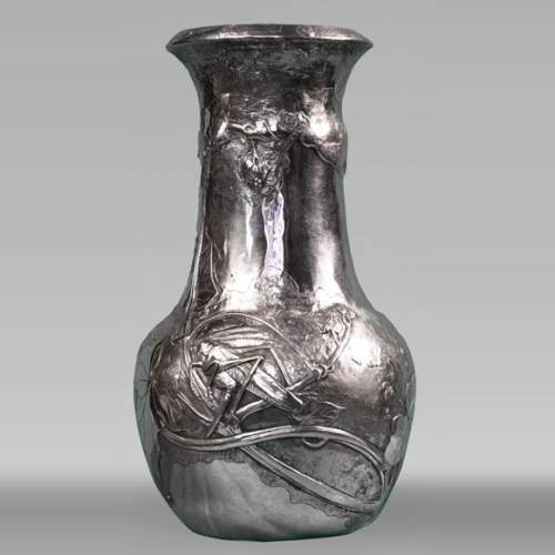 Henri HUSSON, Adrien HÉBRARD, Remarquable vase en argent massif à décor de sauterelle et feuilles de vignes, vers 1908