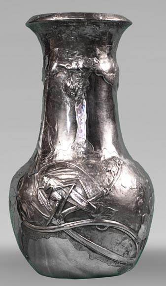 Henri HUSSON, Adrien HÉBRARD, Remarquable vase en argent massif à décor de sauterelle et feuilles de vignes, vers 1908 Henri HUSSON, Adrien HÉBRARD, Remarquable vase en argent massif à décor de sauterelle et feuilles de vignes, vers 1908-0