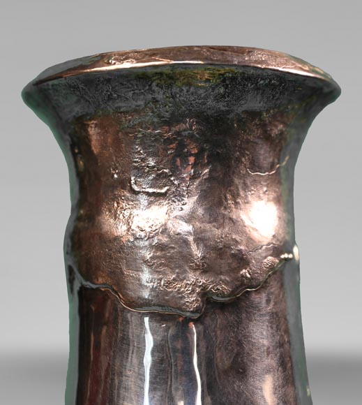 Henri HUSSON, Adrien HÉBRARD, Remarquable vase en argent massif à décor de sauterelle et feuilles de vignes, vers 1908 Henri HUSSON, Adrien HÉBRARD, Remarquable vase en argent massif à décor de sauterelle et feuilles de vignes, vers 1908-1