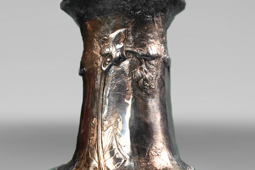 Henri HUSSON, Adrien HÉBRARD, Remarquable vase en argent massif à décor de sauterelle et feuilles de vignes, vers 1908 Henri HUSSON, Adrien HÉBRARD, Remarquable vase en argent massif à décor de sauterelle et feuilles de vignes, vers 1908-2