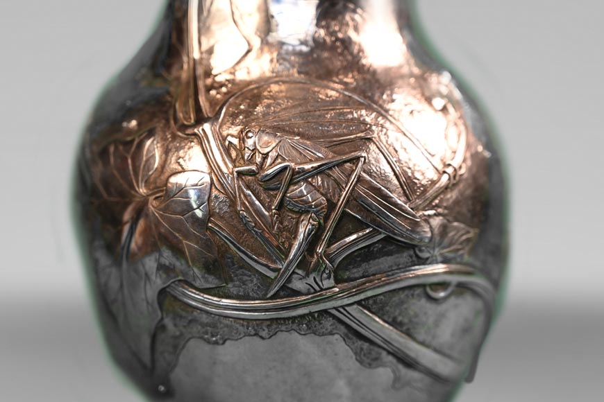 Henri HUSSON, Adrien HÉBRARD, Remarquable vase en argent massif à décor de sauterelle et feuilles de vignes, vers 1908 Henri HUSSON, Adrien HÉBRARD, Remarquable vase en argent massif à décor de sauterelle et feuilles de vignes, vers 1908-3