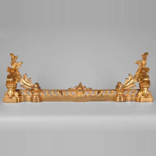 Chenets et barre de foyer aux feuilles d'acanthe