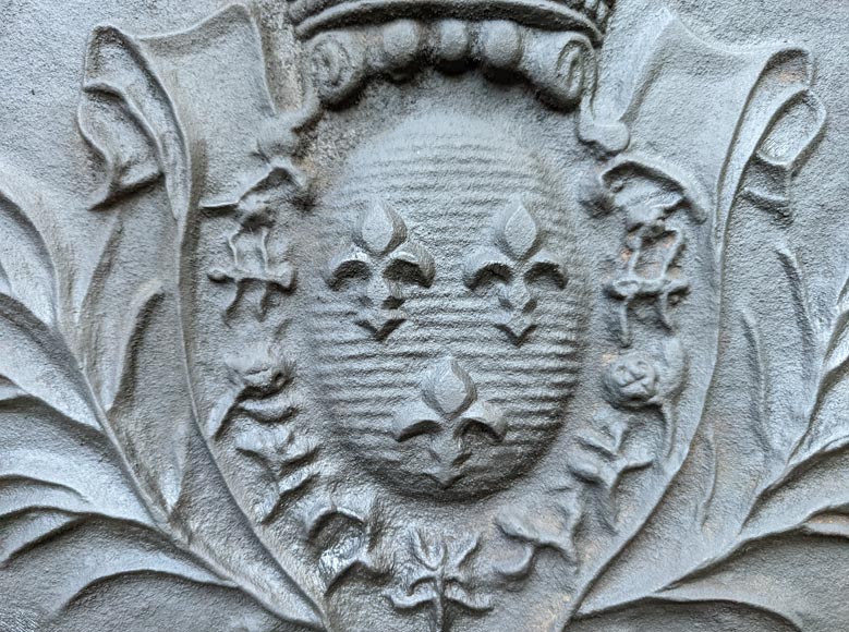 Plaque de cheminée de style Louis XV aux armes de France Plaque de cheminée de style Louis XV aux armes de France-2