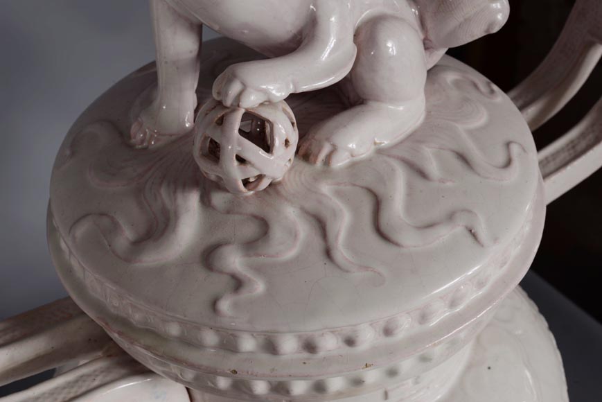 Gallé pour l'Escalier de Cristal, Paire de pots couverts ornés d'un chien de Fô sur le couvercle reprenant la forme traditionnelle d'un  brûle-parfum chinois, vers 1870 Gallé pour l'Escalier de Cristal, Paire de pots couverts ornés d'un chien de Fô sur le couvercle reprenant la forme traditionnelle d'un  brûle-parfum chinois, vers 1870-11