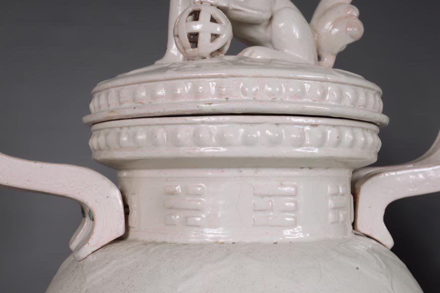 Gallé pour l'Escalier de Cristal, Paire de pots couverts ornés d'un chien de Fô sur le couvercle reprenant la forme traditionnelle d'un  brûle-parfum chinois, vers 1870 Gallé pour l'Escalier de Cristal, Paire de pots couverts ornés d'un chien de Fô sur le couvercle reprenant la forme traditionnelle d'un  brûle-parfum chinois, vers 1870-12