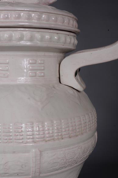 Gallé pour l'Escalier de Cristal, Paire de pots couverts ornés d'un chien de Fô sur le couvercle reprenant la forme traditionnelle d'un  brûle-parfum chinois, vers 1870 Gallé pour l'Escalier de Cristal, Paire de pots couverts ornés d'un chien de Fô sur le couvercle reprenant la forme traditionnelle d'un  brûle-parfum chinois, vers 1870-13