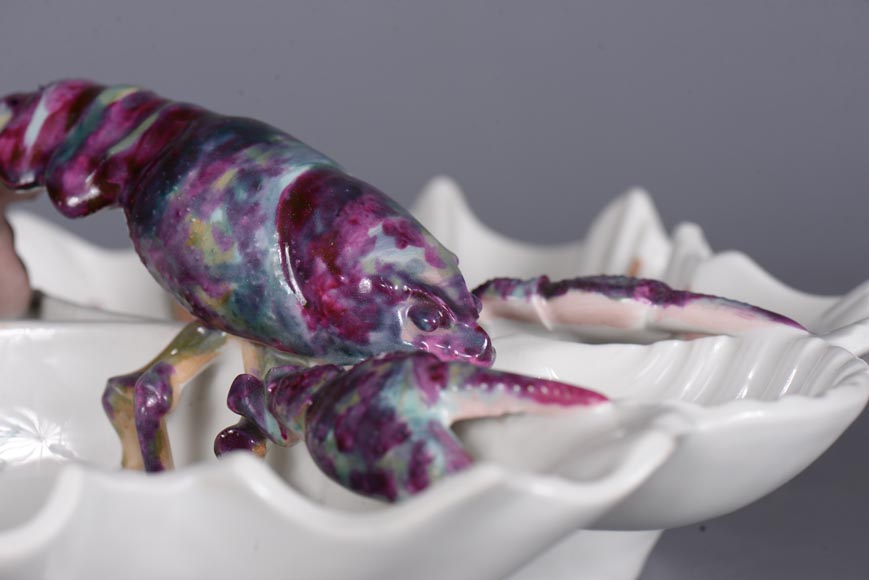 ESCALIER DE CRISTAL, Serviteur en porcelaine orné d'une écrevisse, vers 1880 ESCALIER DE CRISTAL, Serviteur en porcelaine orné d'une écrevisse, vers 1880-4