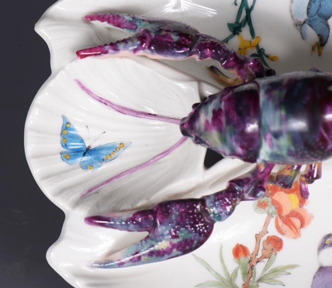 ESCALIER DE CRISTAL, Serviteur en porcelaine orné d'une écrevisse, vers 1880 ESCALIER DE CRISTAL, Serviteur en porcelaine orné d'une écrevisse, vers 1880-7