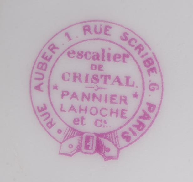 ESCALIER DE CRISTAL, Serviteur en porcelaine orné d'une écrevisse, vers 1880 ESCALIER DE CRISTAL, Serviteur en porcelaine orné d'une écrevisse, vers 1880-9