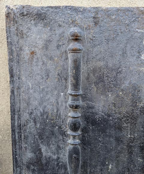 Plaque de cheminée aux colonnes d'Hercule, XVIIIe siècle Plaque de cheminée aux colonnes d'Hercule, XVIIIe siècle-1