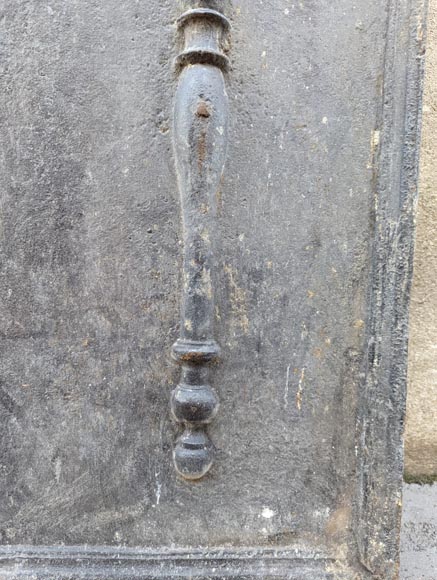 Plaque de cheminée aux colonnes d'Hercule, XVIIIe siècle Plaque de cheminée aux colonnes d'Hercule, XVIIIe siècle-3