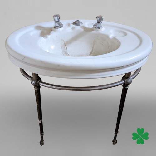 Lavabo en faïence blanche sur piétement en chrome aux pattes de lion