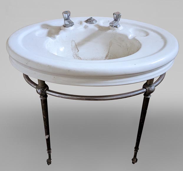 Lavabo en faïence blanche sur piétement en chrome aux pattes de lion Lavabo en faïence blanche sur piétement en chrome aux pattes de lion-0