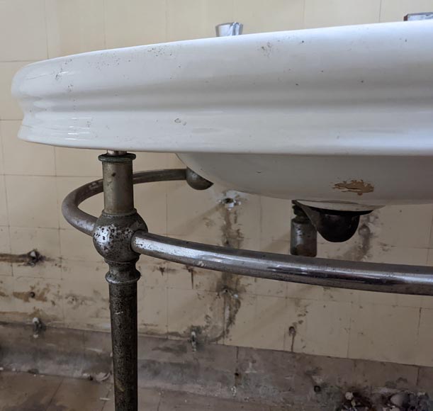 Lavabo en faïence blanche sur piétement en chrome aux pattes de lion Lavabo en faïence blanche sur piétement en chrome aux pattes de lion-2