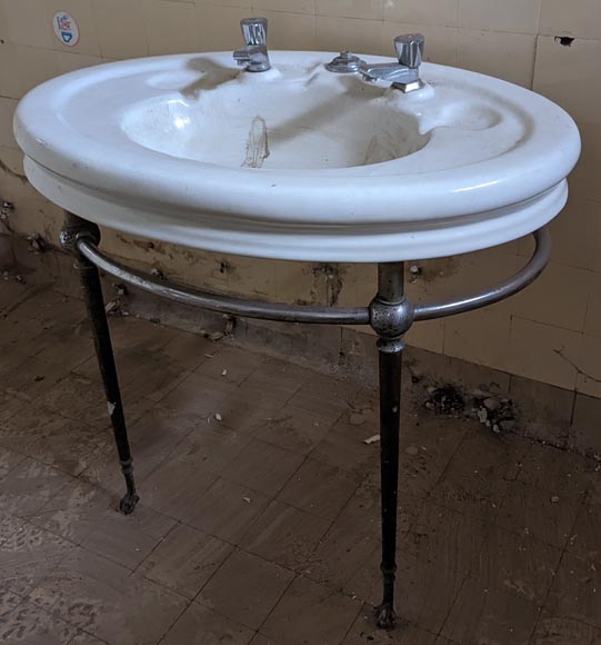 Lavabo en faïence blanche sur piétement en chrome aux pattes de lion Lavabo en faïence blanche sur piétement en chrome aux pattes de lion-3