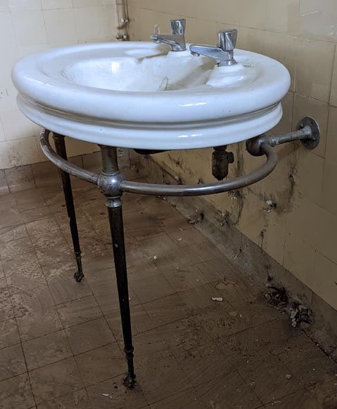 Lavabo en faïence blanche sur piétement en chrome aux pattes de lion Lavabo en faïence blanche sur piétement en chrome aux pattes de lion-5