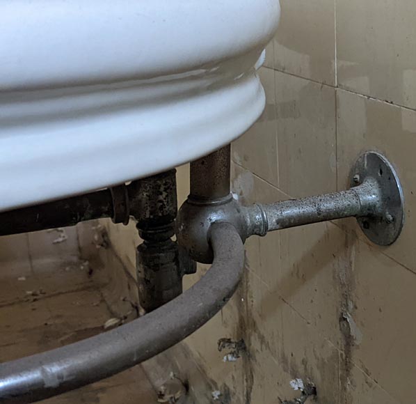 Lavabo en faïence blanche sur piétement en chrome aux pattes de lion Lavabo en faïence blanche sur piétement en chrome aux pattes de lion-6