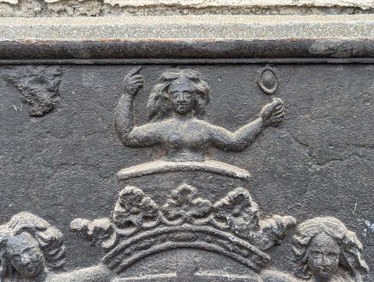 Plaque de cheminée aux armes d'un représentant de la maison de Rogres Champignelle, XVIIIe siècle Plaque de cheminée aux armes d'un représentant de la maison de Rogres Champignelle, XVIIIe siècle-2