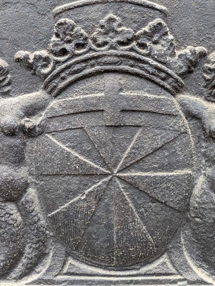 Plaque de cheminée aux armes d'un représentant de la maison de Rogres Champignelle, XVIIIe siècle Plaque de cheminée aux armes d'un représentant de la maison de Rogres Champignelle, XVIIIe siècle-3