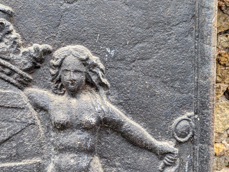 Plaque de cheminée aux armes d'un représentant de la maison de Rogres Champignelle, XVIIIe siècle Plaque de cheminée aux armes d'un représentant de la maison de Rogres Champignelle, XVIIIe siècle-5