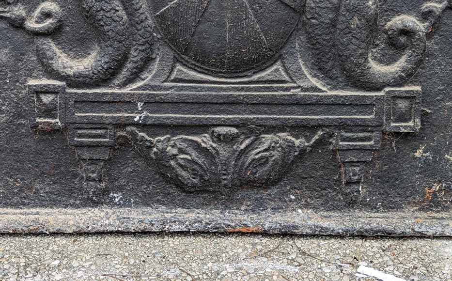 Plaque de cheminée aux armes d'un représentant de la maison de Rogres Champignelle, XVIIIe siècle Plaque de cheminée aux armes d'un représentant de la maison de Rogres Champignelle, XVIIIe siècle-6