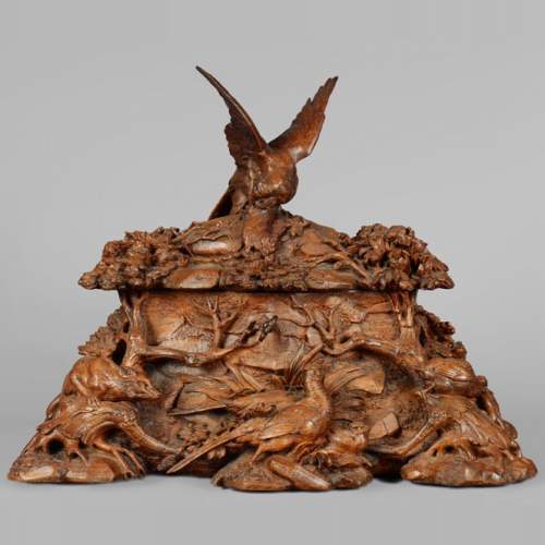 GUERET Frères - Superbe coffre en chêne richement sculpté à décor d'animaux forestiers