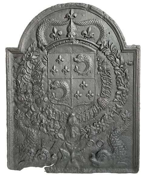 Plaque de cheminée aux armes du dauphin datée 1700 Plaque de cheminée aux armes du dauphin datée 1700-0
