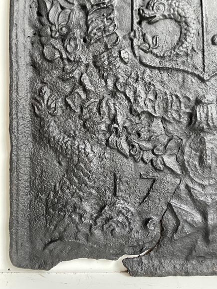 Plaque de cheminée aux armes du dauphin datée 1700 Plaque de cheminée aux armes du dauphin datée 1700-4
