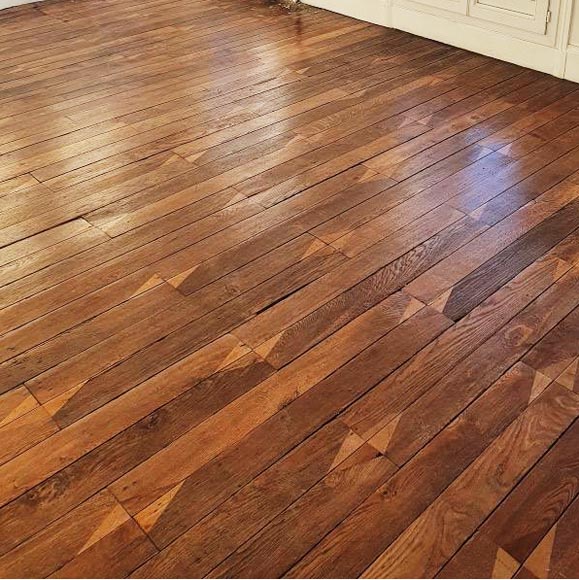 Lot d'environ 60 m² de parquet linéaire orné de losanges en marqueterie, vers 1820 Lot d'environ 60 m² de parquet linéaire orné de losanges en marqueterie, vers 1820-0