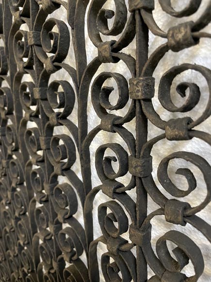 Paire de grilles de radiateurs en fer forgé de style gothique Paire de grilles de radiateurs en fer forgé de style gothique-7