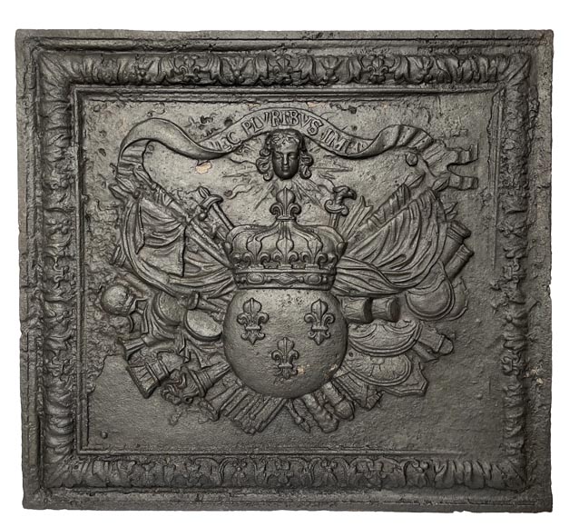 Exceptionnelle plaque de cheminée aux armes de France et mascarons et devise de Louis XIV Exceptionnelle plaque de cheminée aux armes de France et mascarons et devise de Louis XIV-0