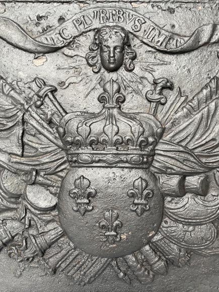 Exceptionnelle plaque de cheminée aux armes de France et mascarons et devise de Louis XIV Exceptionnelle plaque de cheminée aux armes de France et mascarons et devise de Louis XIV-2