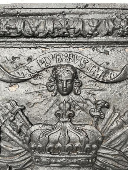 Exceptionnelle plaque de cheminée aux armes de France et mascarons et devise de Louis XIV Exceptionnelle plaque de cheminée aux armes de France et mascarons et devise de Louis XIV-4
