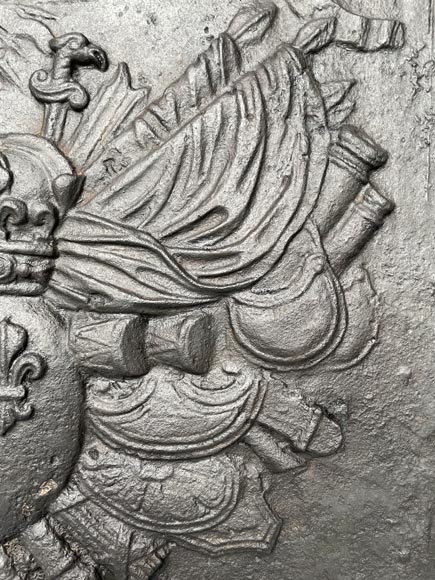 Exceptionnelle plaque de cheminée aux armes de France et mascarons et devise de Louis XIV Exceptionnelle plaque de cheminée aux armes de France et mascarons et devise de Louis XIV-7