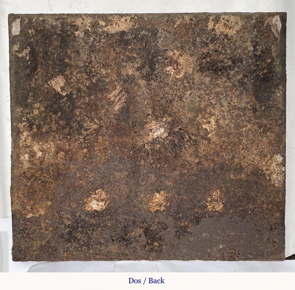 Exceptionnelle plaque de cheminée aux armes de France et mascarons et devise de Louis XIV Exceptionnelle plaque de cheminée aux armes de France et mascarons et devise de Louis XIV-11