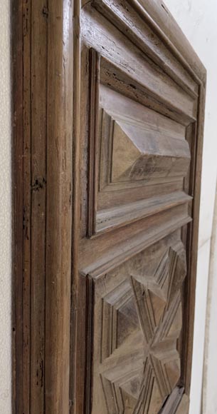 Elément de boiserie en noyer au motif de croix sculptées, XVIIIe siècle Elément de boiserie en noyer au motif de croix sculptées, XVIIIe siècle-3