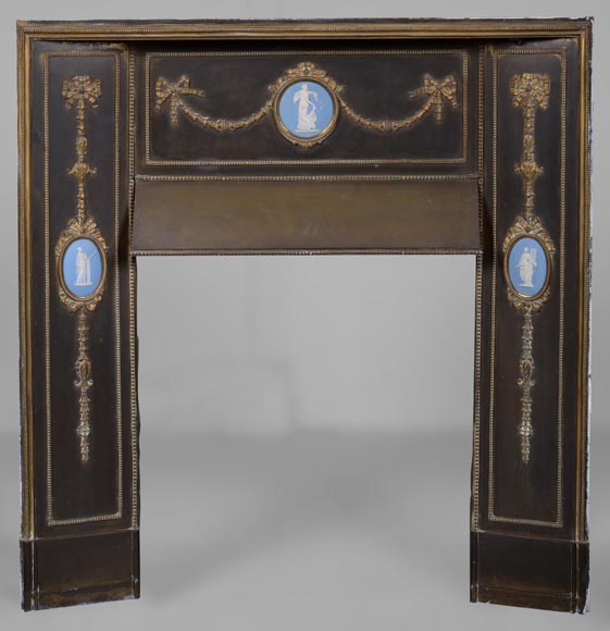 Intérieur de cheminée aux médaillons dans l'esprit de la porcelaine de Wedgwood Intérieur de cheminée aux médaillons dans l'esprit de la porcelaine de Wedgwood-0