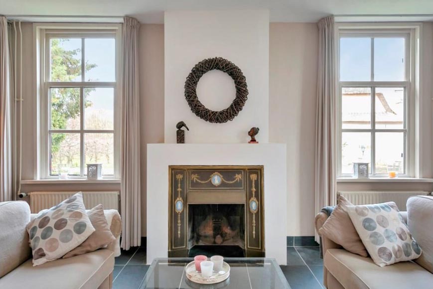 Intérieur de cheminée aux médaillons dans l'esprit de la porcelaine de Wedgwood Intérieur de cheminée aux médaillons dans l'esprit de la porcelaine de Wedgwood-1