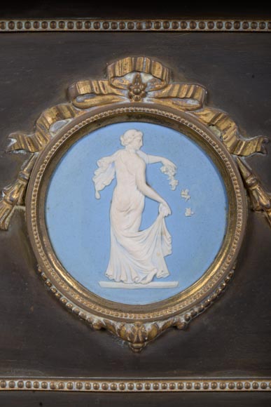 Intérieur de cheminée aux médaillons dans l'esprit de la porcelaine de Wedgwood Intérieur de cheminée aux médaillons dans l'esprit de la porcelaine de Wedgwood-3
