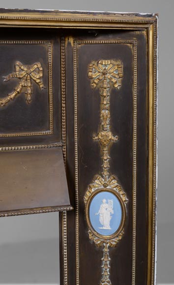 Intérieur de cheminée aux médaillons dans l'esprit de la porcelaine de Wedgwood Intérieur de cheminée aux médaillons dans l'esprit de la porcelaine de Wedgwood-4