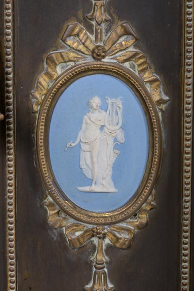 Intérieur de cheminée aux médaillons dans l'esprit de la porcelaine de Wedgwood Intérieur de cheminée aux médaillons dans l'esprit de la porcelaine de Wedgwood-6
