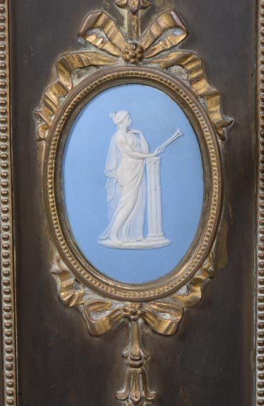 Intérieur de cheminée aux médaillons dans l'esprit de la porcelaine de Wedgwood Intérieur de cheminée aux médaillons dans l'esprit de la porcelaine de Wedgwood-7