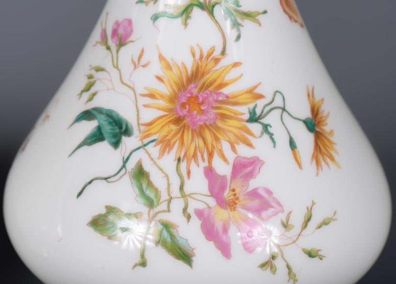 Manufacture de Sèvres - Paire de vases modèle Delhi au décor floral polychrome, 1875 Manufacture de Sèvres - Paire de vases modèle Delhi au décor floral polychrome, 1875-10