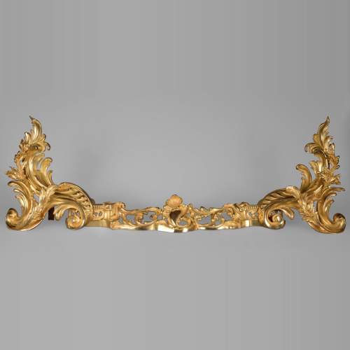 Importante barre de chenet de style Louis XV en bronze doré
