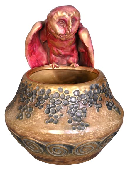 Eduard Stellmacher (attribué à) pour Amphora, Vase à la chouette en faïence, fin des années 1890 Eduard Stellmacher (attribué à) pour Amphora, Vase à la chouette en faïence, fin des années 1890-1